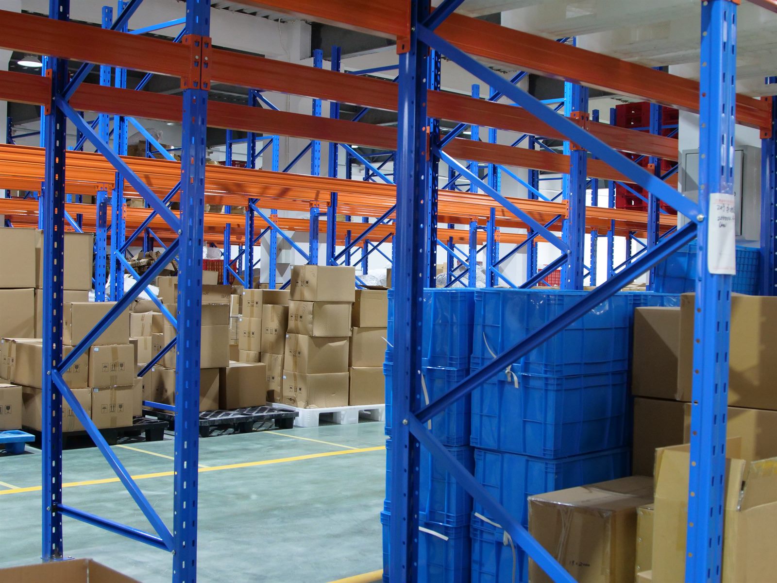 Warehouse storage for packaging products